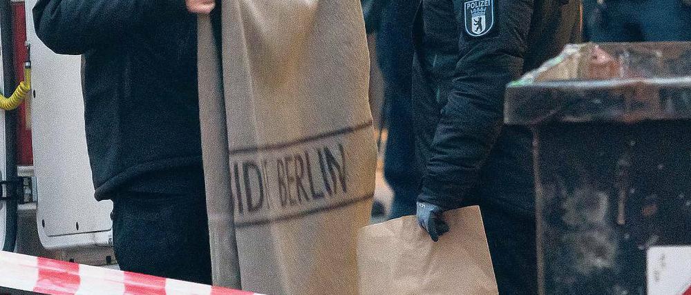 Erledigt. Experten bringen das entschärfte Paket in einer Tüte weg.