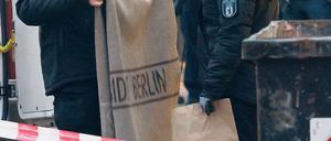 Erledigt. Experten bringen das entschärfte Paket in einer Tüte weg.