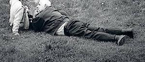 Wie einst. Warum nicht im Alter mal auf der Wiese fläzen?