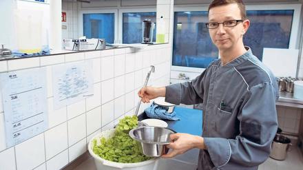 Kochen für die Kleinsten. Alexander Eckardt wechselte von der Spitzengastronomie in die Küche der Potsdamer Kita „Sonnenschein“. Der junge Vater wollte mehr Zeit für seine Familie haben.