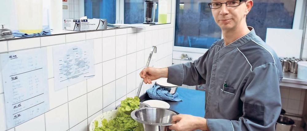 Kochen für die Kleinsten. Alexander Eckardt wechselte von der Spitzengastronomie in die Küche der Potsdamer Kita „Sonnenschein“. Der junge Vater wollte mehr Zeit für seine Familie haben.