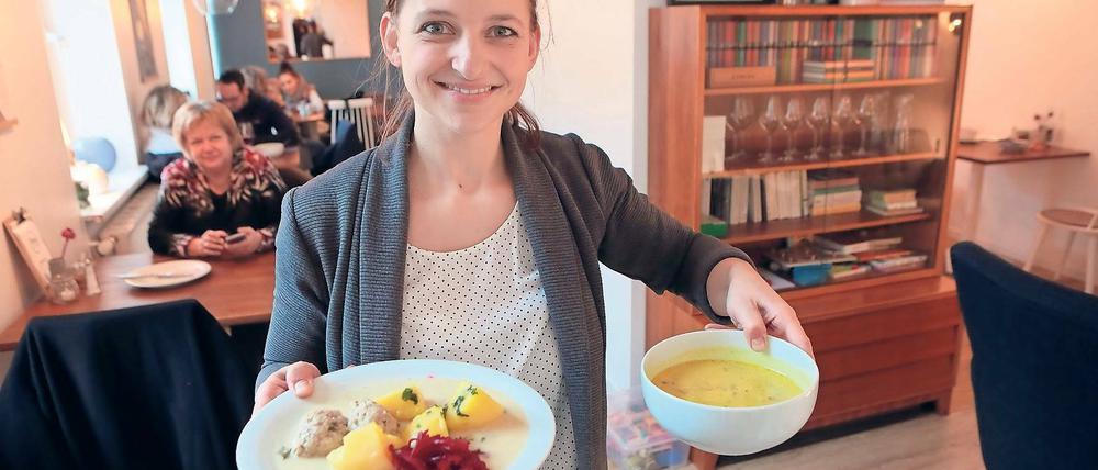 Nie mehr hungrig in Potsdam-West. Bei Fanni Brinkmann, Inhaberin des neuen Café „Mossy“, standen am gestrigen Donnerstag selbstgemachte Königsberger Klopse und süße Kokos-Pfirsich-Suppe mit Mandeln auf der Karte. Die Holztische hat ihr Freund gebaut, außerdem gibt es eine Couchecke zum Lümmeln.