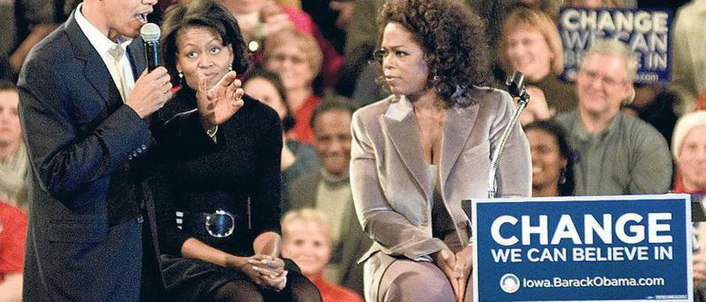 Wiedererkennungswert. US-Talkmasterin Oprah Winfrey (rechts) mit dem damaligen demokratischen Präsidentschaftskandidaten Barack Obama und Frau Michelle.