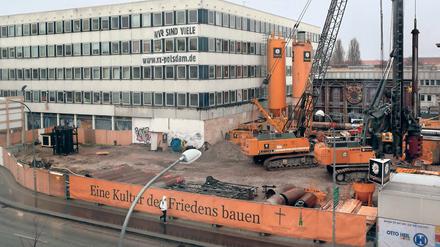 Wie weiter? Das von Kreativen genutzte Rechenzentrum steht direkt neben der Baustelle für den Garnisonkirchenturm. Beim Workshop sollen die Beteiligten zu einer Lösung für die Frage nach der Zukunft der Kreativbranche in der Stadtmitte kommen.