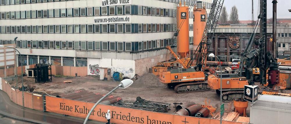 Wie weiter? Das von Kreativen genutzte Rechenzentrum steht direkt neben der Baustelle für den Garnisonkirchenturm. Beim Workshop sollen die Beteiligten zu einer Lösung für die Frage nach der Zukunft der Kreativbranche in der Stadtmitte kommen.