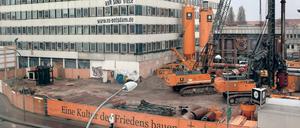 Wie weiter? Das von Kreativen genutzte Rechenzentrum steht direkt neben der Baustelle für den Garnisonkirchenturm. Beim Workshop sollen die Beteiligten zu einer Lösung für die Frage nach der Zukunft der Kreativbranche in der Stadtmitte kommen.
