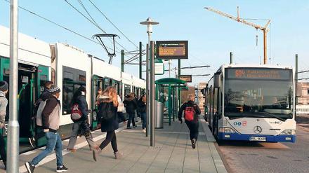 Schnell, schnell. Den Bus am Campus Jungfernsee wollen viele Fahrgäste nicht verpassen. Sonst müssten sie womöglich lange warten.