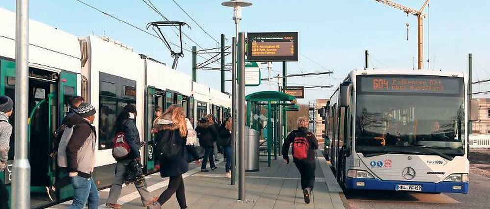 Schnell, schnell. Den Bus am Campus Jungfernsee wollen viele Fahrgäste nicht verpassen. Sonst müssten sie womöglich lange warten.