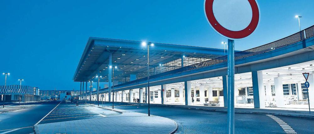 Investitionsrahmen. Die Flughafengesellschaft wurde von ihren Eignern explizit aufgefordert, alle eigenen Möglichkeiten auszuloten, damit möglichst wenig oder gar kein neues Steuergeld bewilligt werden muss.