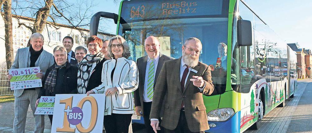Gut aufgelegt. In Beelitz wurde der Start der zehnten und elften PlusBus-Linie im Land Brandenburg gefeiert. Landrat Wolfgang Blasig (SPD) und regiobus-Chef Hans-Jürgen Hennig (v.r.) hoffen auf finanzielle Unterstützung für die Busse von Ministerin Kathrin Schneider (SPD, 3.v.l.) und VBB-Chefin Susanne Henckel.
