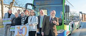 Gut aufgelegt. In Beelitz wurde der Start der zehnten und elften PlusBus-Linie im Land Brandenburg gefeiert. Landrat Wolfgang Blasig (SPD) und regiobus-Chef Hans-Jürgen Hennig (v.r.) hoffen auf finanzielle Unterstützung für die Busse von Ministerin Kathrin Schneider (SPD, 3.v.l.) und VBB-Chefin Susanne Henckel.