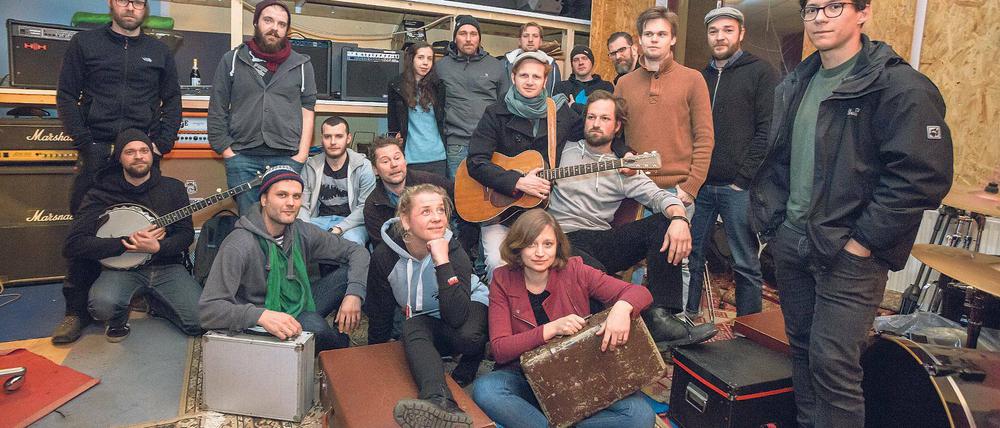 Qual der Wahl. Einen neuen Proberaum suchen oder höhere Mieten akzeptieren? Einige Musiker aus der Babelsberger Ahornstraße sind bereits ins Potsdamer Umland ausgewichen. Inzwischen sei es fast unmöglich, in der Stadt bezahlbare Räume zu finden, meint Christian Näthe von der Band „Hasenscheisse“ (Mitte mit Gitarre).