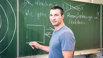 Ein A-Plus-Promi! Wladimir Klitschko doziert vor einer Oberstufenklasse.