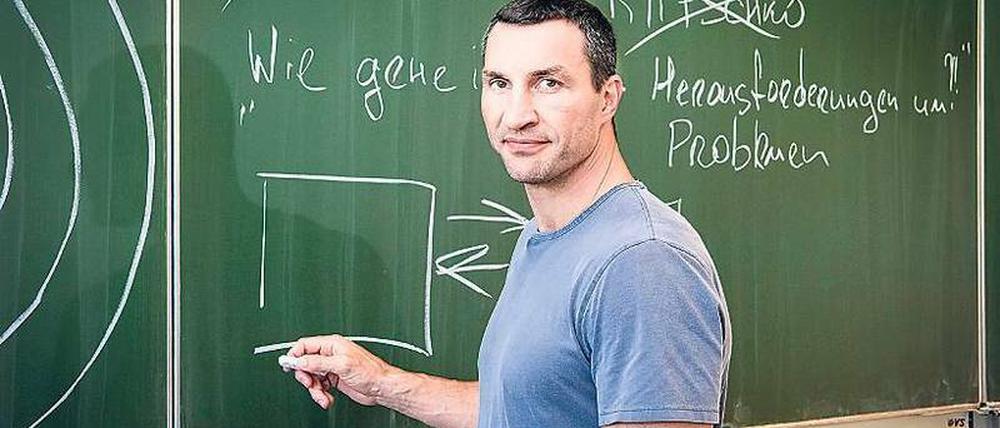 Ein A-Plus-Promi! Wladimir Klitschko doziert vor einer Oberstufenklasse.
