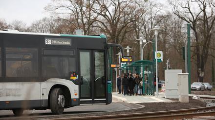 Anschlussprobleme. Beim Warten am Campus jungfernsee frösteln die Fahrgäste.