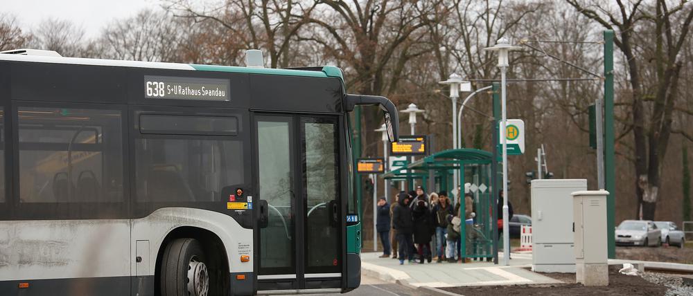 Anschlussprobleme. Beim Warten am Campus jungfernsee frösteln die Fahrgäste.