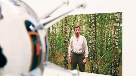 Reflexive Meditation. Das Foto eines Mannes im Wald von Menno Veldhuis ist ein Nachdenken des Künstlers über seine holländische Heimat – und die Rolle des ostentativ männlichen, naturverbundenen Malers.