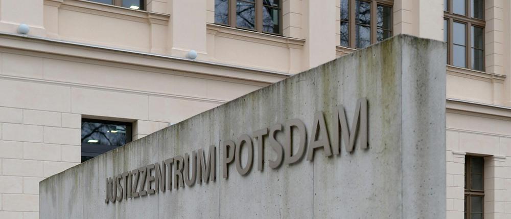 Der Angeklagte muss sich vor dem Potsdamer Landgericht verantworten.