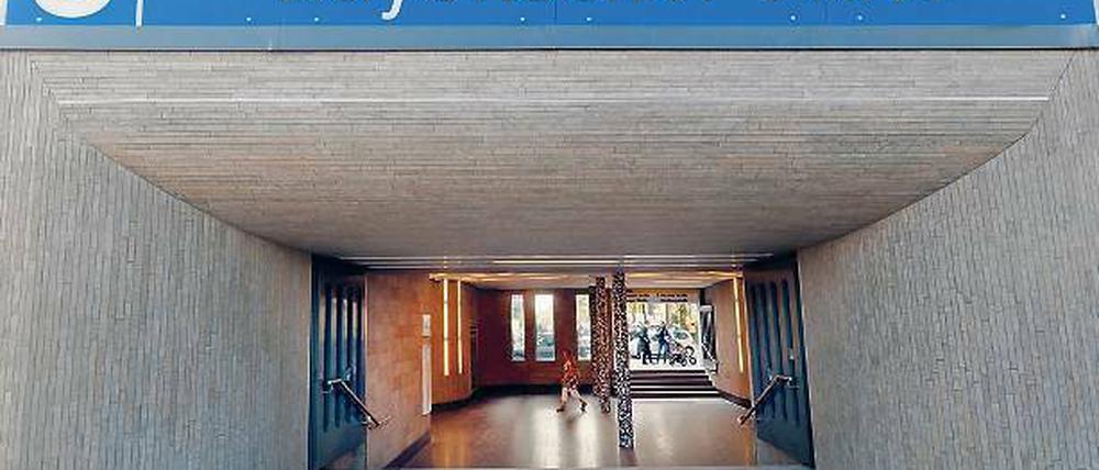 Der Tatort. Eingang zum Berliner U-Bahnhof Bayerischer Platz. 
