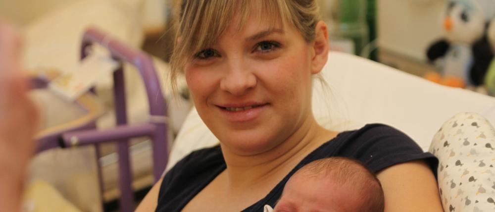 Das Potsdamer Neujahrsbaby heißt Emil Bastian Friedrich, hier auf dem Arm seiner Mutter Franziska Friedrich.