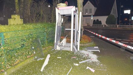 Sprengkraft. Längst sind sogenannte Polenböller in ganz Deutschland ein Problem. In Hövelhof (Nordrhein-Westfalen) hat die Sprengkraft der illegalen Feuerwerkskörper am 28. Dezember sogar eine Telefonzelle zerfetzt. Durch die Detonation wurden auch Stromleitungen stark beschädigt.