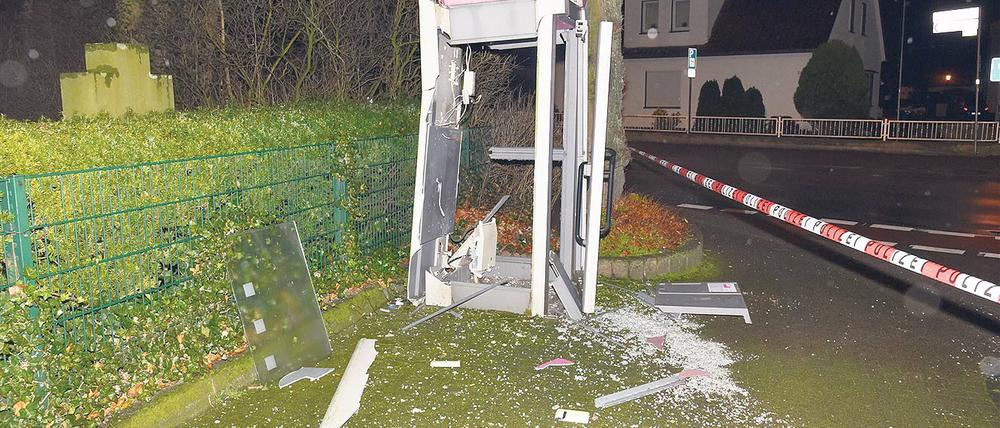 Sprengkraft. Längst sind sogenannte Polenböller in ganz Deutschland ein Problem. In Hövelhof (Nordrhein-Westfalen) hat die Sprengkraft der illegalen Feuerwerkskörper am 28. Dezember sogar eine Telefonzelle zerfetzt. Durch die Detonation wurden auch Stromleitungen stark beschädigt.