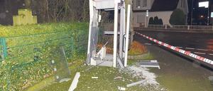 Sprengkraft. Längst sind sogenannte Polenböller in ganz Deutschland ein Problem. In Hövelhof (Nordrhein-Westfalen) hat die Sprengkraft der illegalen Feuerwerkskörper am 28. Dezember sogar eine Telefonzelle zerfetzt. Durch die Detonation wurden auch Stromleitungen stark beschädigt.