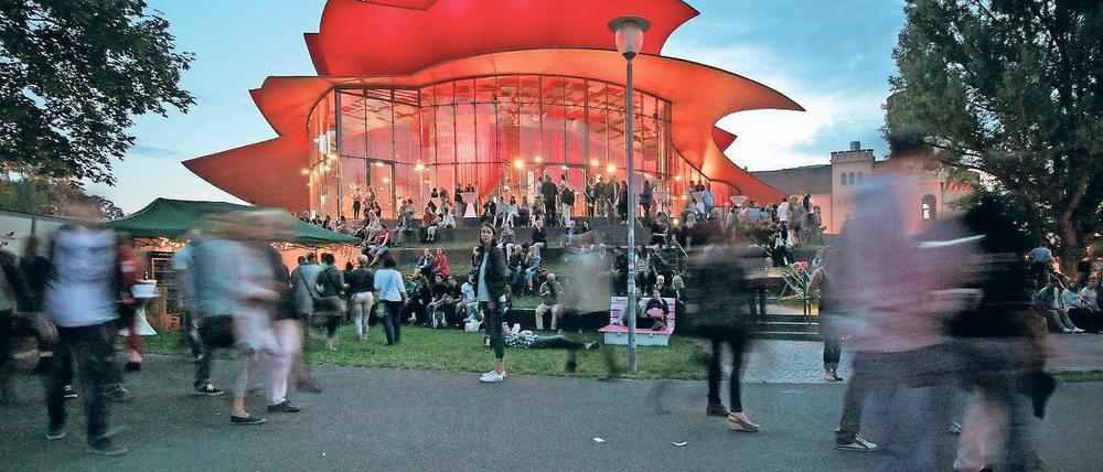 In Bewegung. In der Schiffbauergasse tut sich 2018 einiges. Intendant Tobias Wellemeyer verlässt nach neun Jahren das Hans Otto Theater, seine Nachfolgerin Bettina Jahnke ist die erste Frau auf dem Posten seit 60 Jahren. Das Waschhaus sucht einen neuen Geschäftsführer, und das im T-Werk beheimatete Festival Unidram feiert 25. Geburtstag.