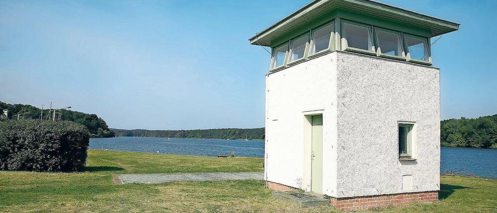 Relikt. Der letzte Kontrollturm der Berliner Mauer am Jungfernsee.