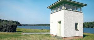 Relikt. Der letzte Kontrollturm der Berliner Mauer am Jungfernsee.
