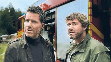Am Tatort: von Bodenstein (Tim Bergmann, l.) und der Förster (Stefan Szaszr).