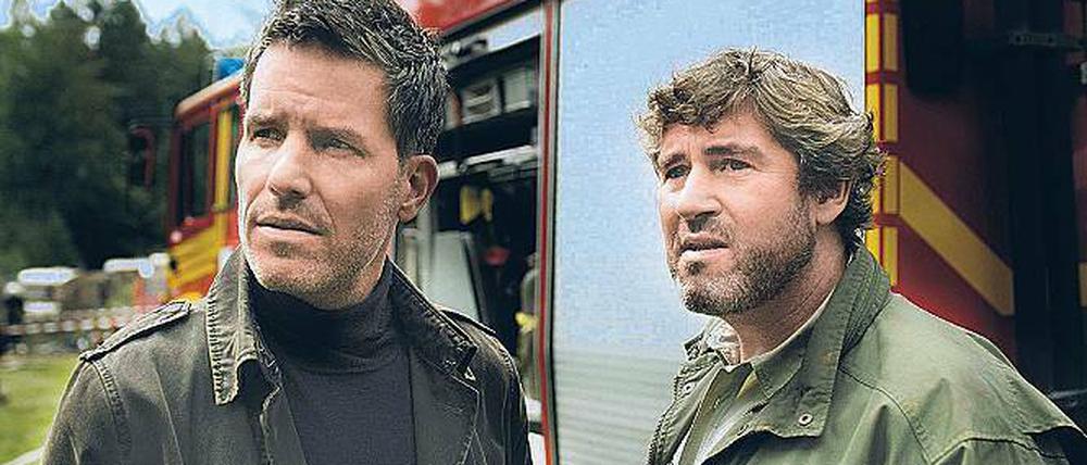 Am Tatort: von Bodenstein (Tim Bergmann, l.) und der Förster (Stefan Szaszr).