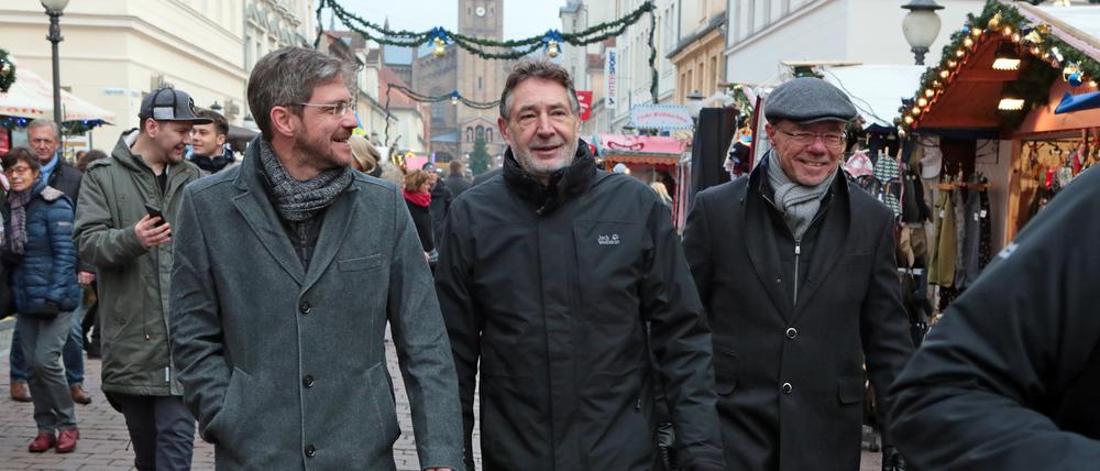Wettstreit. Die Kontrahenten Mike Schubert (links) und Burkhard Exner (rechts) mit Amtsinhaber Jann Jakobs auf dem Weihnachtsmarkt.