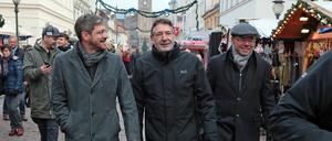Wettstreit. Die Kontrahenten Mike Schubert (links) und Burkhard Exner (rechts) mit Amtsinhaber Jann Jakobs auf dem Weihnachtsmarkt.