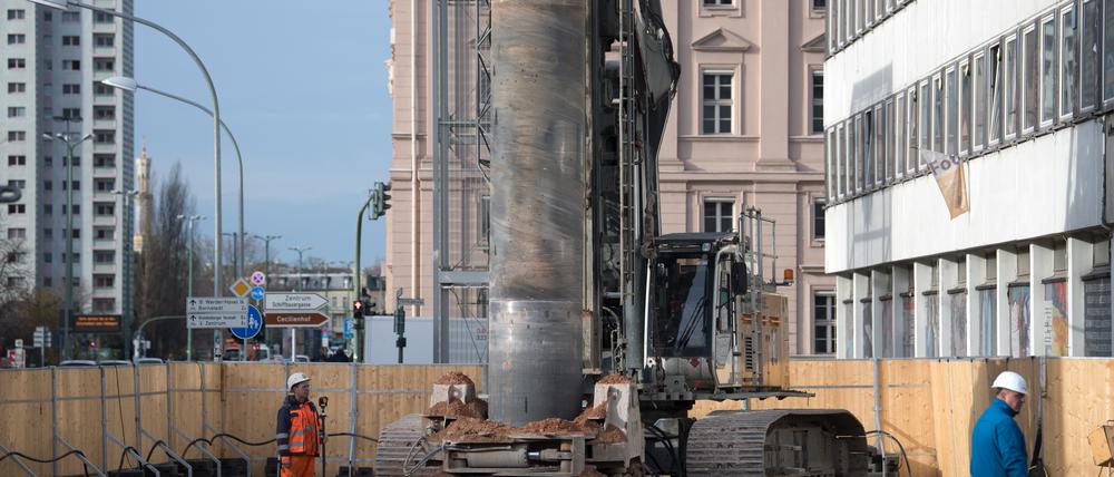 Bauarbeiter stehen am 23.11.2017 an Baustelle der Garnisonkirche in Potsdam (Brandenburg) neben einer Baumaschine. Die im Zweiten Weltkrieg schwer beschädigte Garnisonkirche war 1968 auf Geheiß der DDR-Führung gesprengt worden. Nach den Arbeiten für das Fundament soll zunächst der knapp 90 Meter hohe Turm wieder aufgebaut werden. Die Bundesregierung fördert den insgesamt rund 36 Millionen Euro teuren Wiederaufbau mit zwölf Millionen Euro.