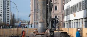 Bauarbeiter stehen am 23.11.2017 an Baustelle der Garnisonkirche in Potsdam (Brandenburg) neben einer Baumaschine. Die im Zweiten Weltkrieg schwer beschädigte Garnisonkirche war 1968 auf Geheiß der DDR-Führung gesprengt worden. Nach den Arbeiten für das Fundament soll zunächst der knapp 90 Meter hohe Turm wieder aufgebaut werden. Die Bundesregierung fördert den insgesamt rund 36 Millionen Euro teuren Wiederaufbau mit zwölf Millionen Euro.