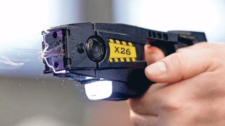 Nun auch in Brandenburg. In Berlin, wo die Elektroschockwaffen bereits seit Februar getestet werden, wurde der sogenannte Taser nun erstmals im Ernstfall eingesetzt. Am Dienstagabend vereitelten Beamte in Kreuzberg damit vermutlich einen Selbstmord. In Brandenburg sollen vorerst 20 Taser angeschafft werden.