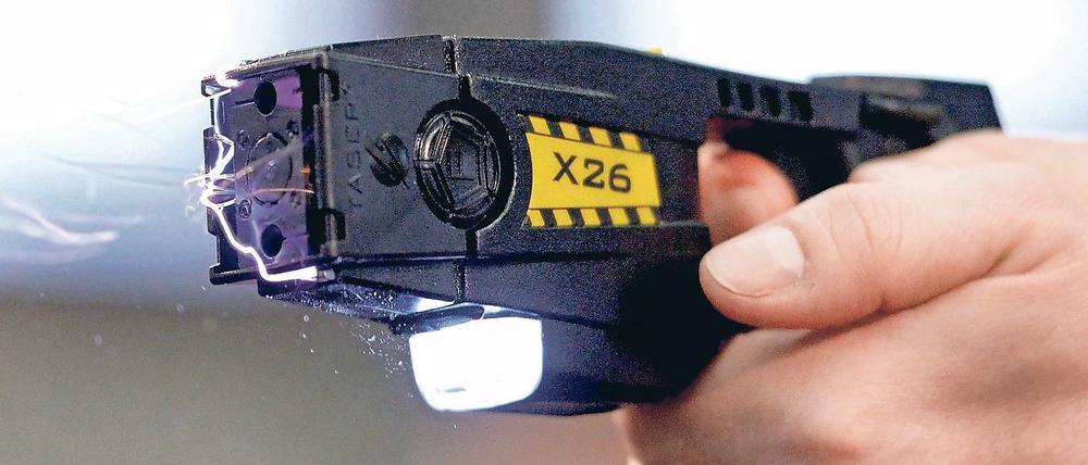 Nun auch in Brandenburg. In Berlin, wo die Elektroschockwaffen bereits seit Februar getestet werden, wurde der sogenannte Taser nun erstmals im Ernstfall eingesetzt. Am Dienstagabend vereitelten Beamte in Kreuzberg damit vermutlich einen Selbstmord. In Brandenburg sollen vorerst 20 Taser angeschafft werden.