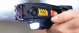 Nun auch in Brandenburg. In Berlin, wo die Elektroschockwaffen bereits seit Februar getestet werden, wurde der sogenannte Taser nun erstmals im Ernstfall eingesetzt. Am Dienstagabend vereitelten Beamte in Kreuzberg damit vermutlich einen Selbstmord. In Brandenburg sollen vorerst 20 Taser angeschafft werden.