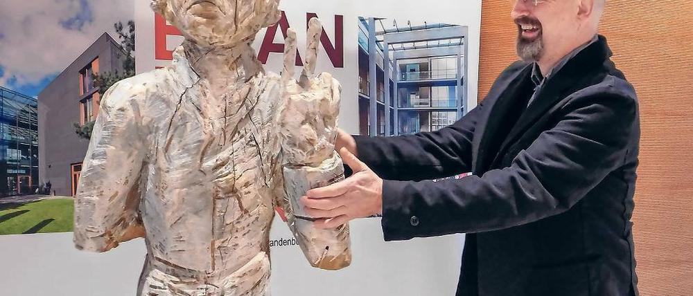 Zweiseitig. Rainer Ehrt lässt Friedrich den Großen vorne zum Sieg schwören, hinten kreuzt er die Finger. Die Skulptur steht nun in der brandenburgischen Landesvertretung. 