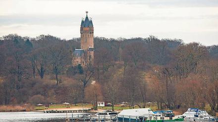 Eine Ecke weiter. Der Seesportclub im Park Babelsberg ist vorerst gerettet. Die Details werden noch geklärt. Fest steht: Das Strandbad Babelsberg soll auf das Clubgelände rücken, also ein Stück näher an die Humboldtbrücke. Den Umzug des Bades zahlen die Potsdamer Stadtwerke.