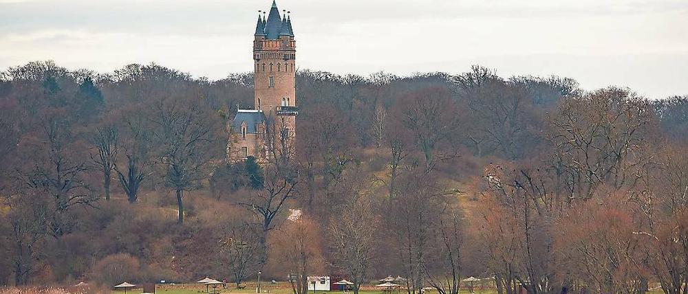 Eine Ecke weiter. Der Seesportclub im Park Babelsberg ist vorerst gerettet. Die Details werden noch geklärt. Fest steht: Das Strandbad Babelsberg soll auf das Clubgelände rücken, also ein Stück näher an die Humboldtbrücke. Den Umzug des Bades zahlen die Potsdamer Stadtwerke.