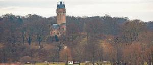 Eine Ecke weiter. Der Seesportclub im Park Babelsberg ist vorerst gerettet. Die Details werden noch geklärt. Fest steht: Das Strandbad Babelsberg soll auf das Clubgelände rücken, also ein Stück näher an die Humboldtbrücke. Den Umzug des Bades zahlen die Potsdamer Stadtwerke.