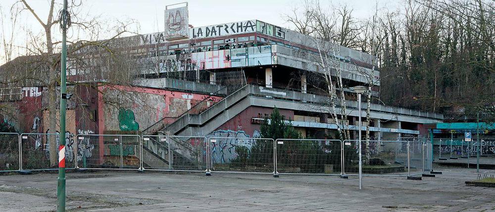 DDR-Architektur. Das Gebäude des früheren Terrassenrestaurants Minsk ist seit Jahren ungenutzt und marode. Eine Investorensuche war bisher erfolglos. Unter anderem hatte die Stadt eine Nutzung als Kita abgelehnt. Mit den Einnahmen aus dem Verkauf soll der Bau des Sport- und Freizeitbads blu gegenfinanziert werden.