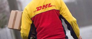 Noch immer nicht gefasst: Der DHL-Erpresser, der eine Paketbombe an eine Apotheke am Weihnachtsmarkt in Potsdam geschickt hat.