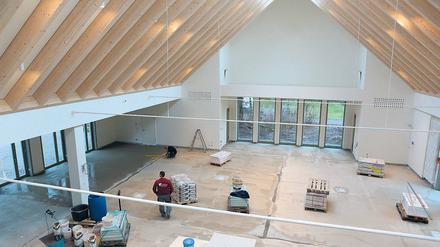 Die Fliesen fehlen. Das neue Kleinmachnower Gemeindehaus soll zu Ostern bezogen werden. Die Arbeiten haben sich leicht verzögert, da die zunächst ausgesuchten Fliesen nicht mehr lieferbar waren. Noch fehlt auch die Möblierung des Raumes, in dem bis zu 400 Menschen Platz haben sollen.