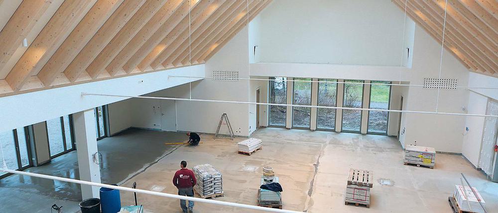 Die Fliesen fehlen. Das neue Kleinmachnower Gemeindehaus soll zu Ostern bezogen werden. Die Arbeiten haben sich leicht verzögert, da die zunächst ausgesuchten Fliesen nicht mehr lieferbar waren. Noch fehlt auch die Möblierung des Raumes, in dem bis zu 400 Menschen Platz haben sollen.