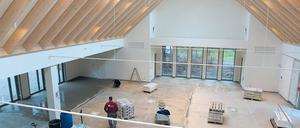 Die Fliesen fehlen. Das neue Kleinmachnower Gemeindehaus soll zu Ostern bezogen werden. Die Arbeiten haben sich leicht verzögert, da die zunächst ausgesuchten Fliesen nicht mehr lieferbar waren. Noch fehlt auch die Möblierung des Raumes, in dem bis zu 400 Menschen Platz haben sollen.