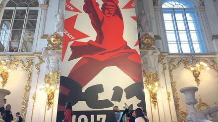 Ambivalent. 100 Jahre nach der Oktoberrevolution weiß in Russland heute kaum jemand, wie mit dem geschichtlichen Ereignis umgegangen werden soll. Ob Lenin und Stalin Helden oder Schurken waren, sei für Russen heute nicht eindeutig. Hier ein Bild aus der Ausstellung zum Jubiläum am historischen Ort des Winterpalasts in St. Petersburg.