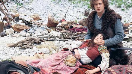 Bilder sind wichtiger als die Story, Gefühle wichtiger als Geschichtskunde. Fuggersohn Richard (Samuel Schneider) hält derweil an seinem Zigeunermädchen Saviya (Helen Woigk) fest.